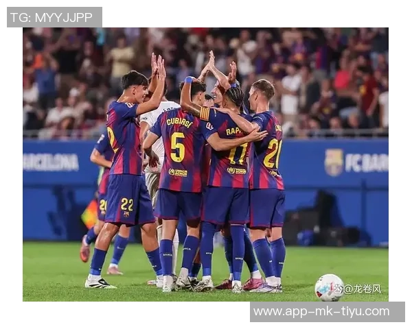 马卡报报道莱万上半场不适巴萨对其坚持比赛表示不满